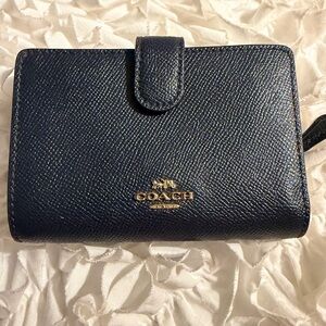 COACH Crossgrain Leather Medium Corner Zip Wallet Navy